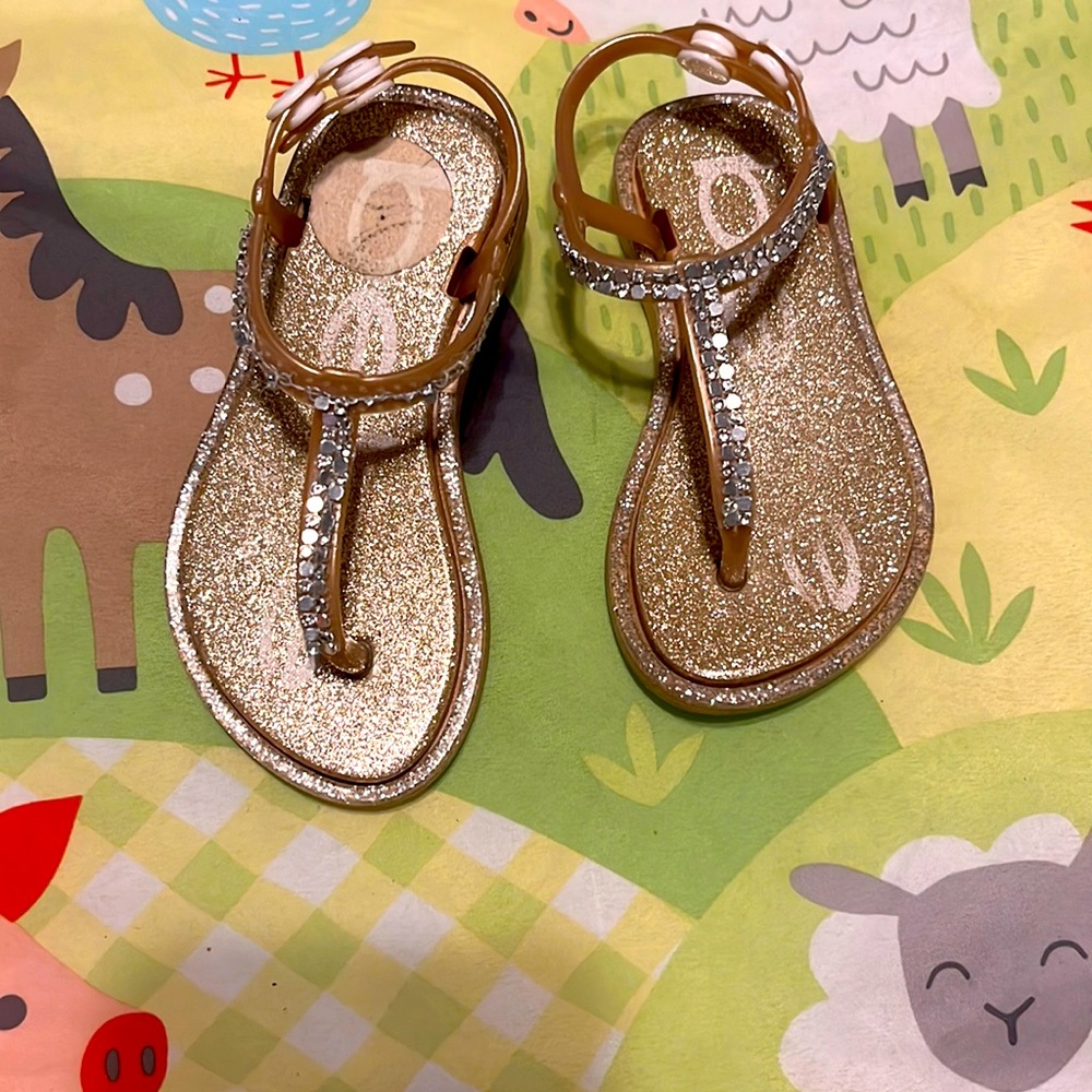 Thong sandals for your little ladies